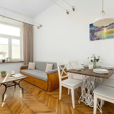 Atmospheric Close To The Vistula Boulevards By Renters كراكوفيا
